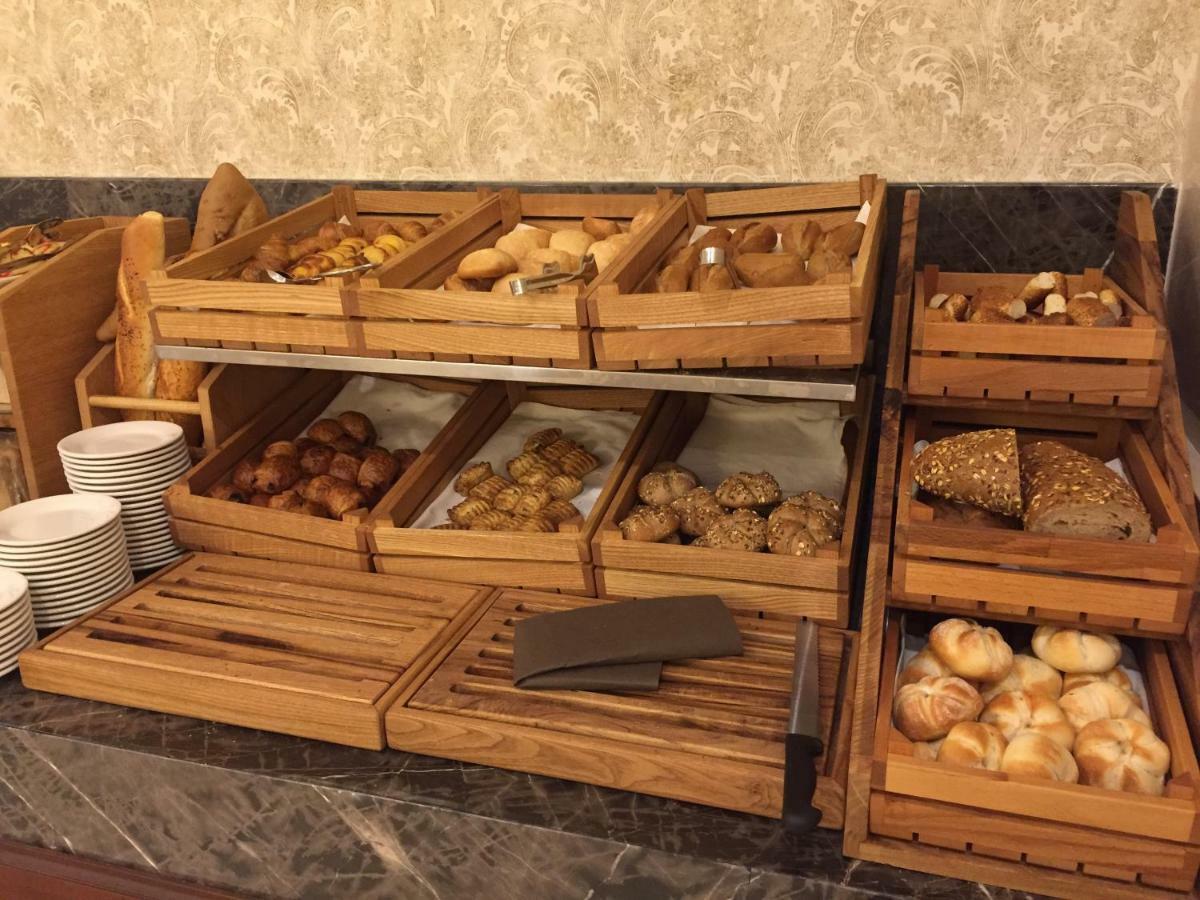 Ottoman'S Life Hotel Deluxe Stambuł Zewnętrze zdjęcie Bread and pastry display at a buffet